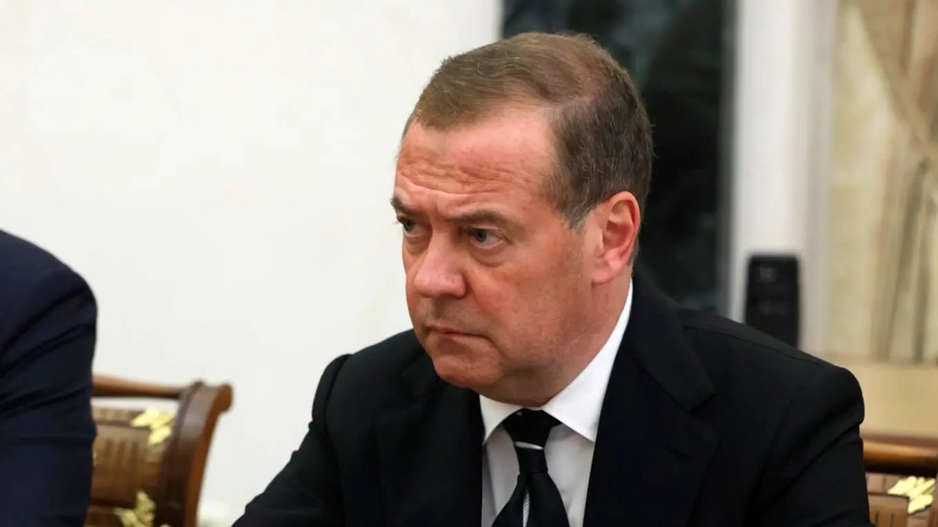 Медведев отчитался о вербовке на войну 210 тысяч россиян с начала года
