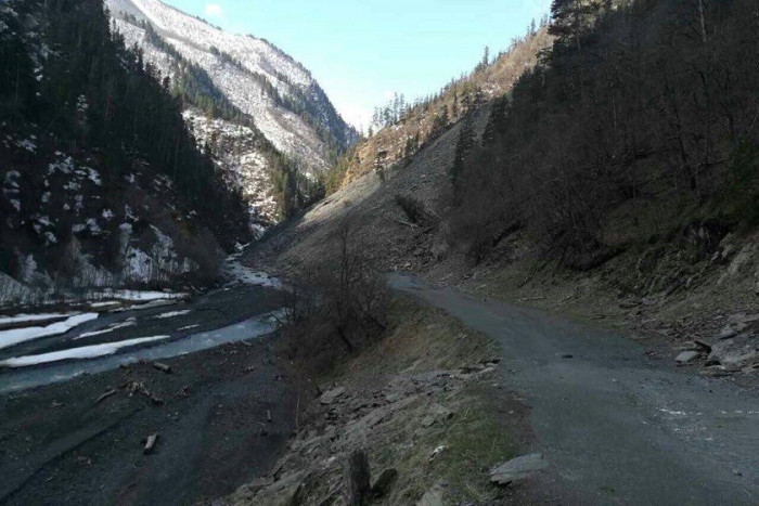 თუშეთში ავტომობილი, რომელშიც ტურისტები ისხდნენ სიმაღლიდან გადავარდა