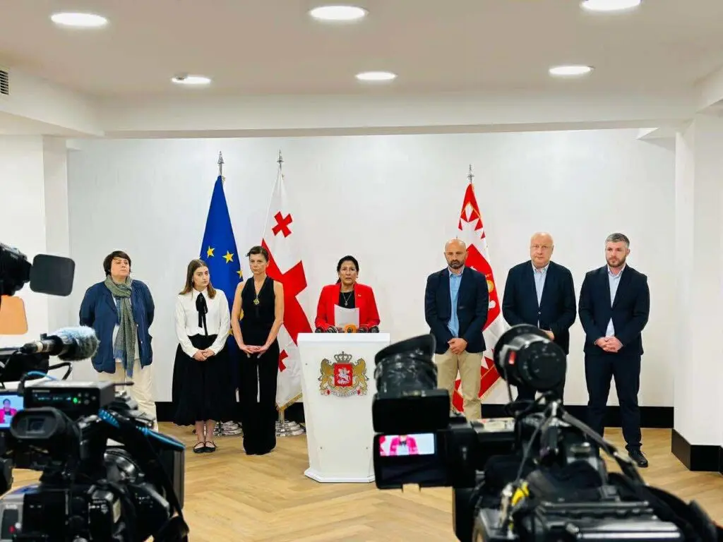 „მოგიწოდებთ, გაუძღვეთ საქართველოში კრიზისის მშვიდობიანი გადაწყვეტის პროცესს" - „წინააღმდეგობის პლატფორმის" მიმართვა „ვაიმარის სამკუთხედს"