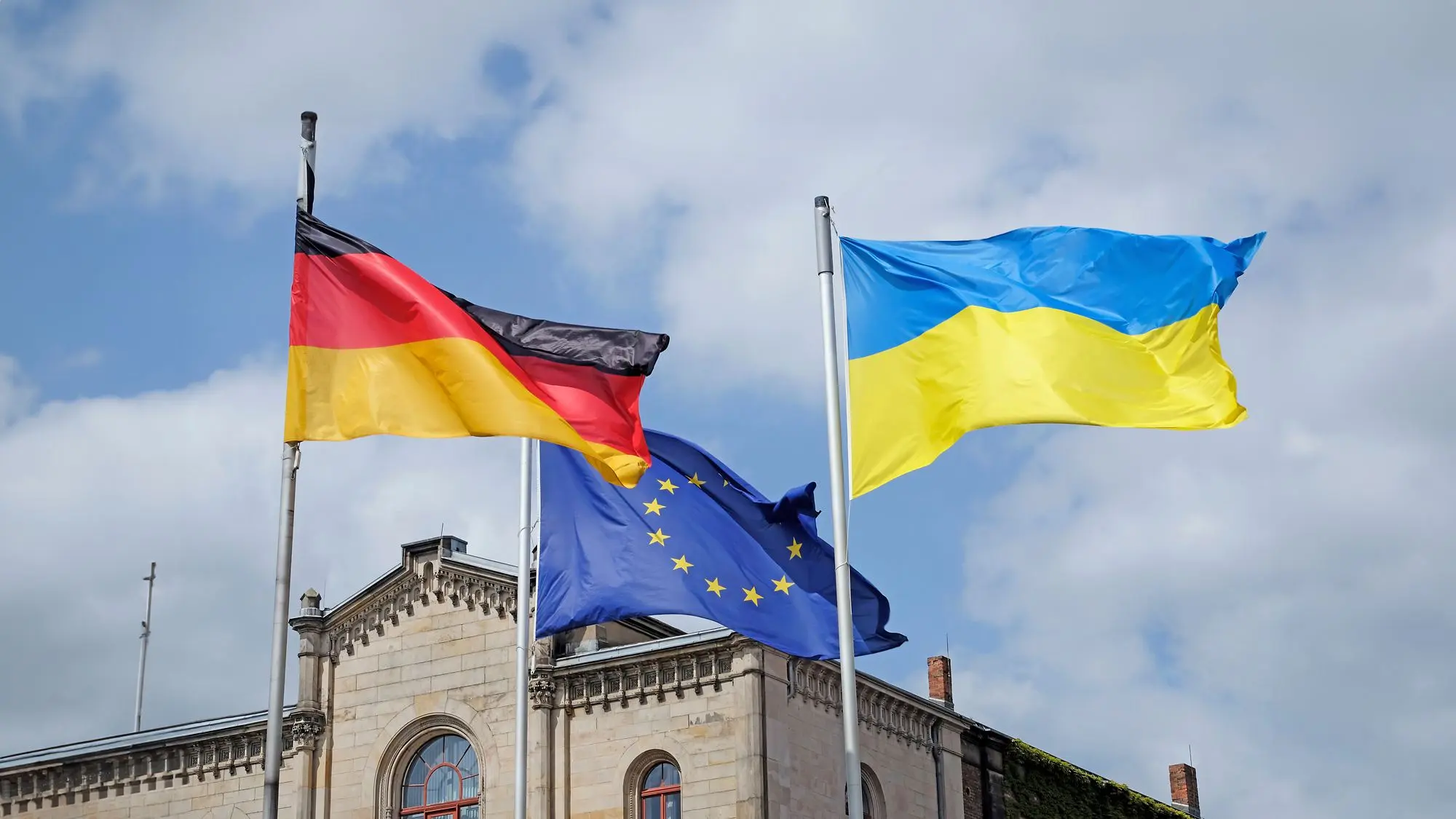 Канцлер Германии потребовал от Путина 500 млрд евро за ущерб Украине