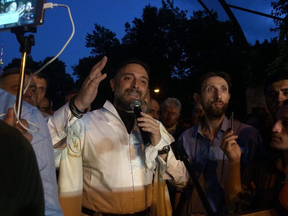 უმრავლესობის დეპუტატი ლევან ვასაძეს პასუხობს