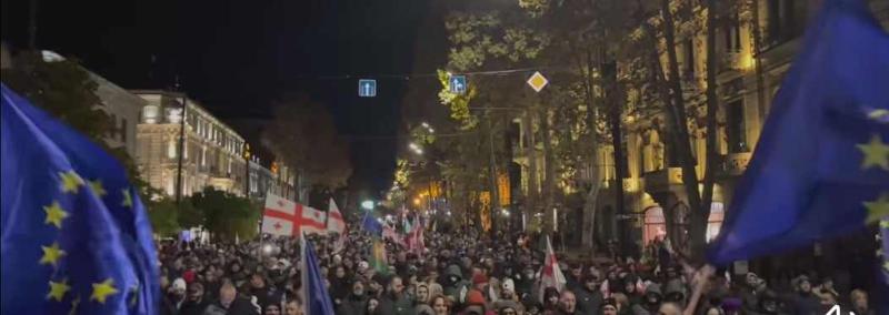დემონსტრანტებმა მსვლელობა განაახლეს, მოქალაქეები პარლამენტთანაც იკრიბებიან