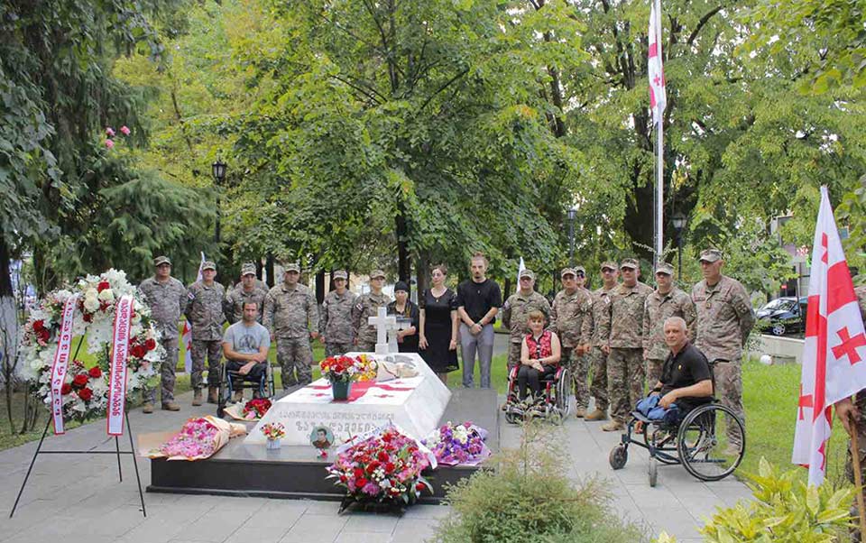 სამხედროებმა ეროვნული გმირის, კაპრალ ზაზა დამენიას ხსოვნას პატივი მიაგეს