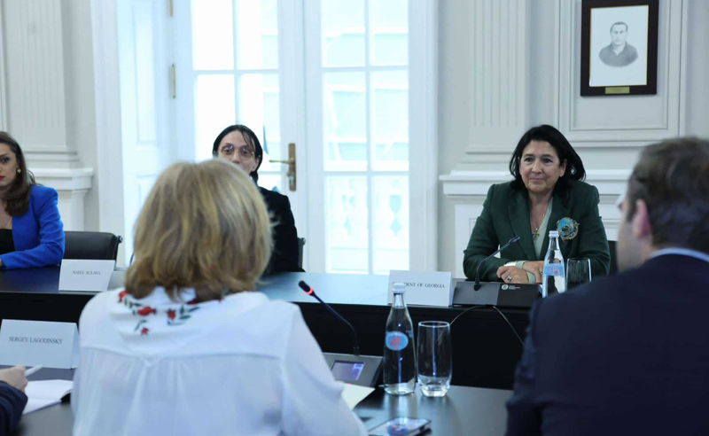 სალომე ზურაბიშვილი ორბელიანების სასახლეში ევროპარლამენტარებს ხვდება