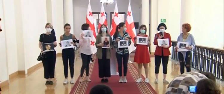 ჟურნალისტებმა პარლამენტში პროტესტი მდუმარედ გამოხატეს