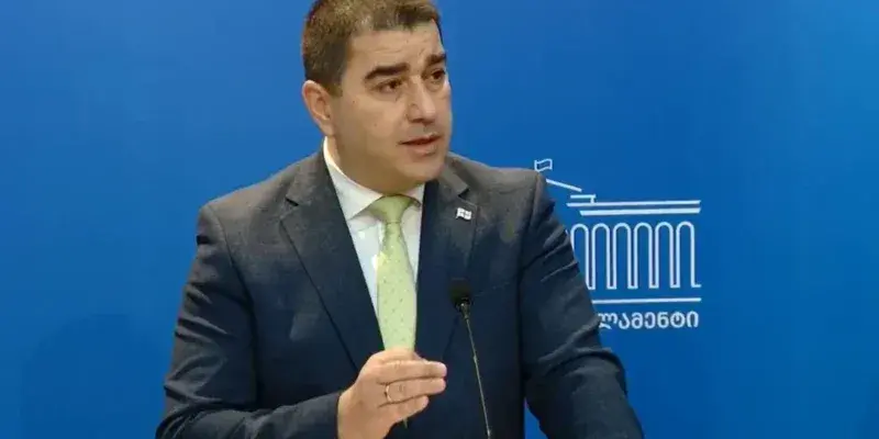 «Мечта» отрицает работу высокопоставленных лиц в НПО, несмотря на резюме и видео, свидетельствующие об обратном