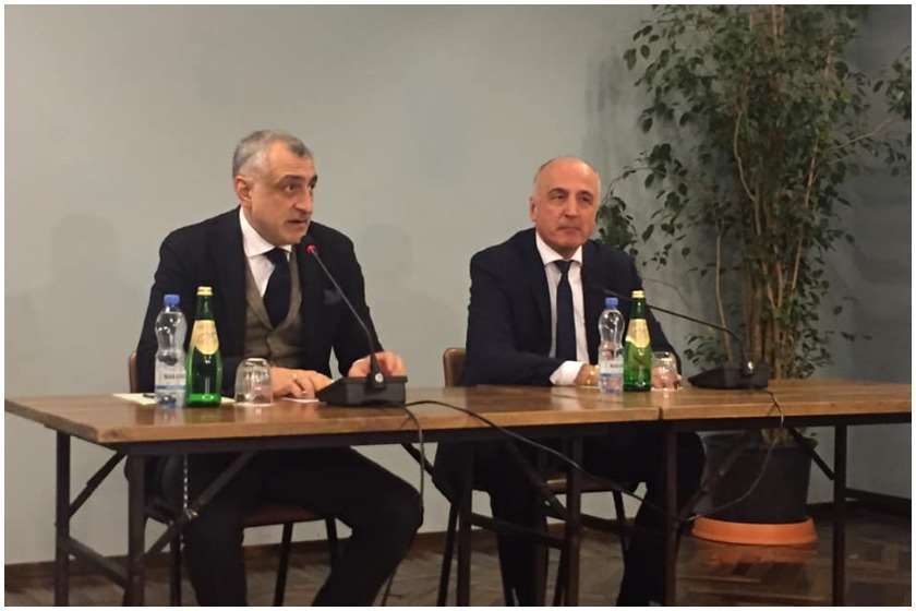 პარლამენტთან შეკრებილი მოქალაქეები საპროტესტო აქციას "რედისონთან" გააგრძელებენ