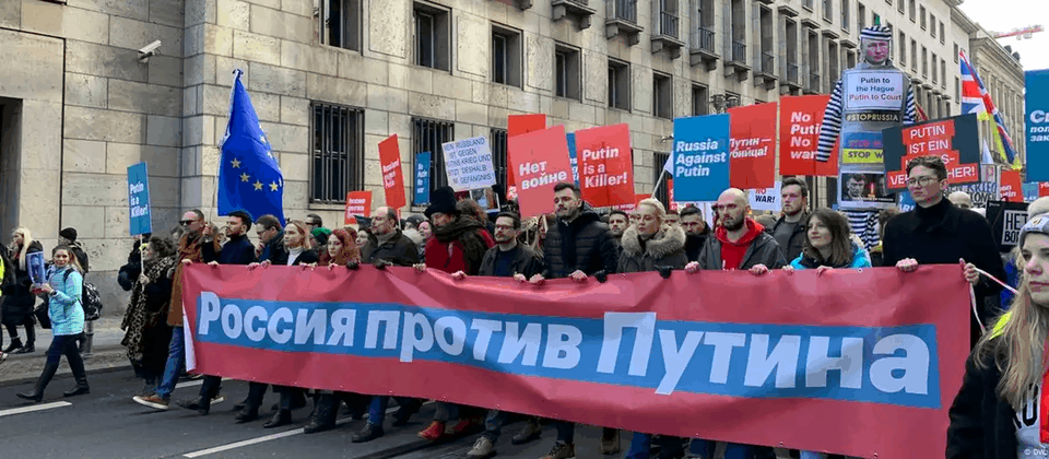 "რუსეთი პუტინის წინააღმდეგ" - რუსმა ოპოზიციონერებმა ბერლინში გამართეს მსვლელობა