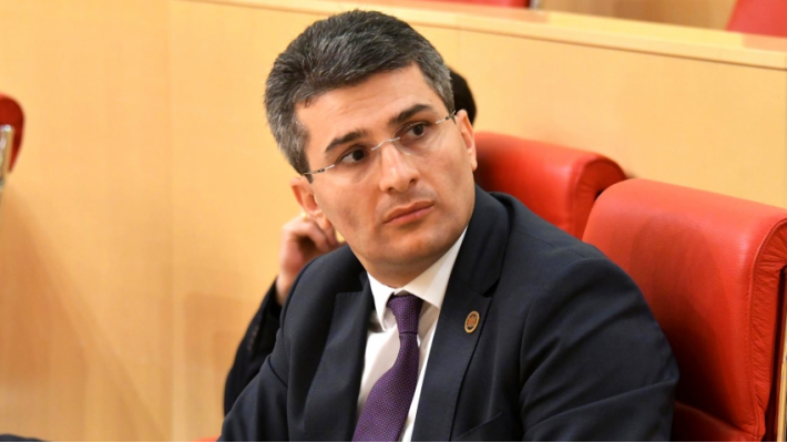 "კაცებიც არ ჰყავთ, ქალებს უშვებენ მდაბიო, გოიმური პერფორმანსების დასადგამად"