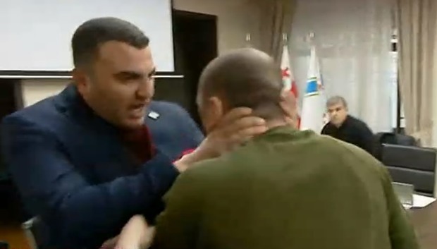 საკრებულოს "ოცნების" დეპუტატი ფიზიკურ დაპირისპირებას ადეკვატურ პასუხად მიიჩნევს