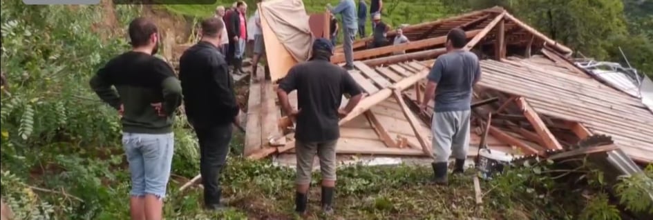 „საშინელი ხმა იყო, ყველაფერი დალეწილია!“– ქობულეთში მეწყერმა სახლი წაიღო