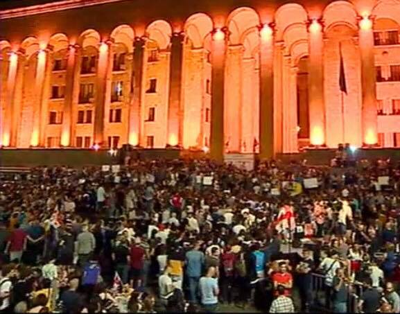 დემონსტრანტები – პუტინს: "მადლობა, პუტინო, რომ ეს გააკეთე"