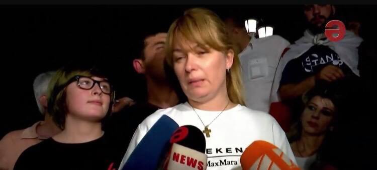 რუსთაველზე მიმდინარე აქციაზე სანდრა რულოვსი უმცროს ვაჟთან ერთად მივიდა
