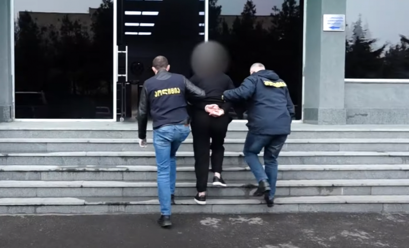 პოლიციამ დააკავა პირები, რომლებიც ტურისტებს მოტყუებით დიდ თანხებს ახდევინებდნენ