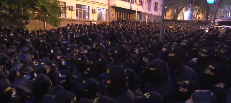 შსს: მოვუწოდებთ აქციის ორგანიზატორებსა და მონაწილეებს გაათავისუფლონ პარლამენტის შესასვლელები