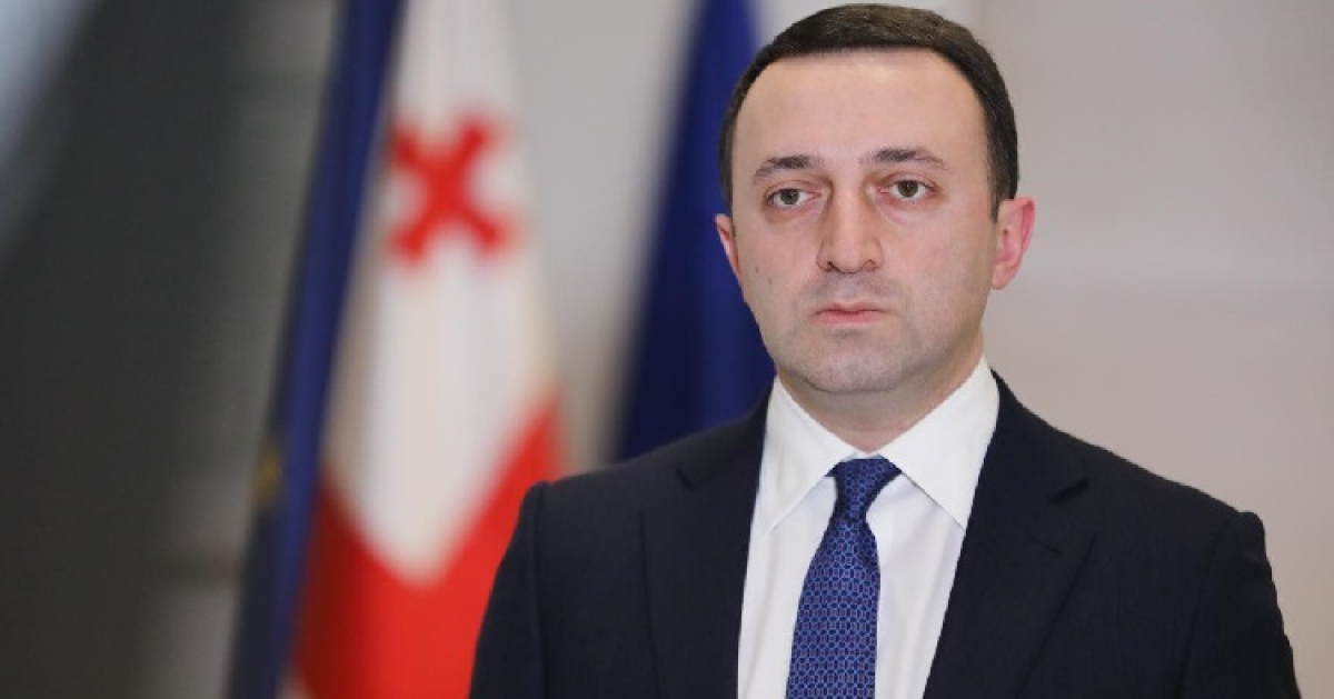 პრემიერი: ვნახეთ ყველაზე სამარცხვინოდ მოქცეული ყოფილი მთავარსარდალი, გახსოვთ ჰალსტუხის ღეჭვა, გაქცეული თვითმფრინავის ხმის გამო მიწაზე გართხმული, მაშინდელი უშიშროების საბჭოს სხდომის ჩანაწერები არსებობს ამის თაობაზე, როგორ იქცეოდნენ ეს ადამიანები, მათ არ ანაღვლებდათ ჩვენი დაღუპული გმირები