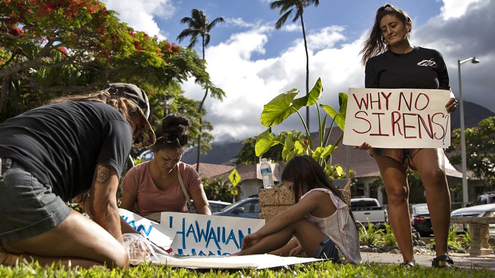 Hawaii wildfires: Maui emergency chief quits after sirens criticism