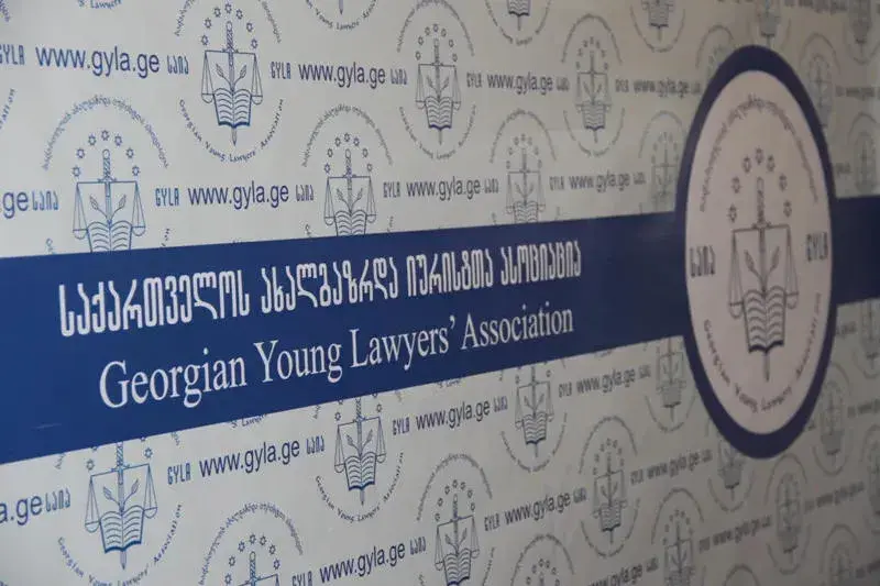 საია: პოლიტიკოსების მიმართ გამოხატული შეფასებითი მსჯელობის გამო საქმეთა წარმოება მასობრივი ცენზურის პრეცედენტს ქმნის