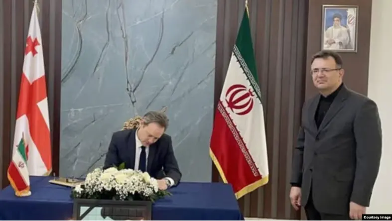 Российский дипломат оставил запись в книге соболезнований в посольстве Ирана в Тбилиси