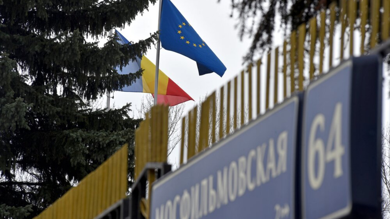 Россия высылает двух румынских дипломатов