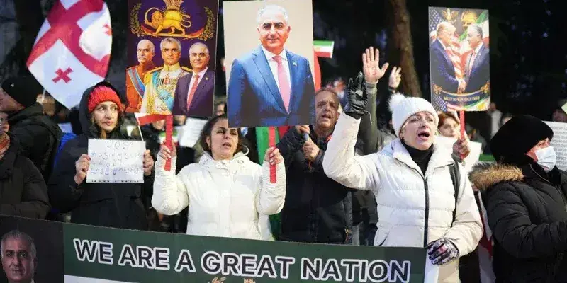 У посольства Ирана в Тбилиси проходит акция