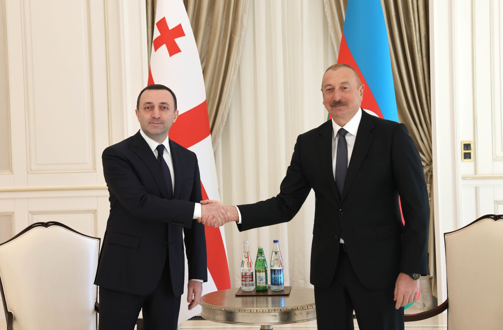 ილჰამ ალიევი: ყველაზე სწორი არჩევანი, იქნება ეს ისტორიული ასპექტები თუ სხვა, გეოგრაფიული თვალსაზრისითაც, ჩვენ გვჭირდება საქართველოს ჩართულობა ამ სიტუაციაში. მადლობას ვუხდი ბატონ პრემიერს, რომ მზად არის დახმარება აღმოგვიჩინოს ამ საკითხთან მიმართებით და გვთავაზობს მის როლს, როგორც ფასილიტატორისას