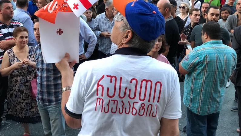 რუსთაველზე მიმდინარე აქციიდან ზოიძეს მიმართეს: "ამდენს რას გიხდიან, ბიჭო?!"