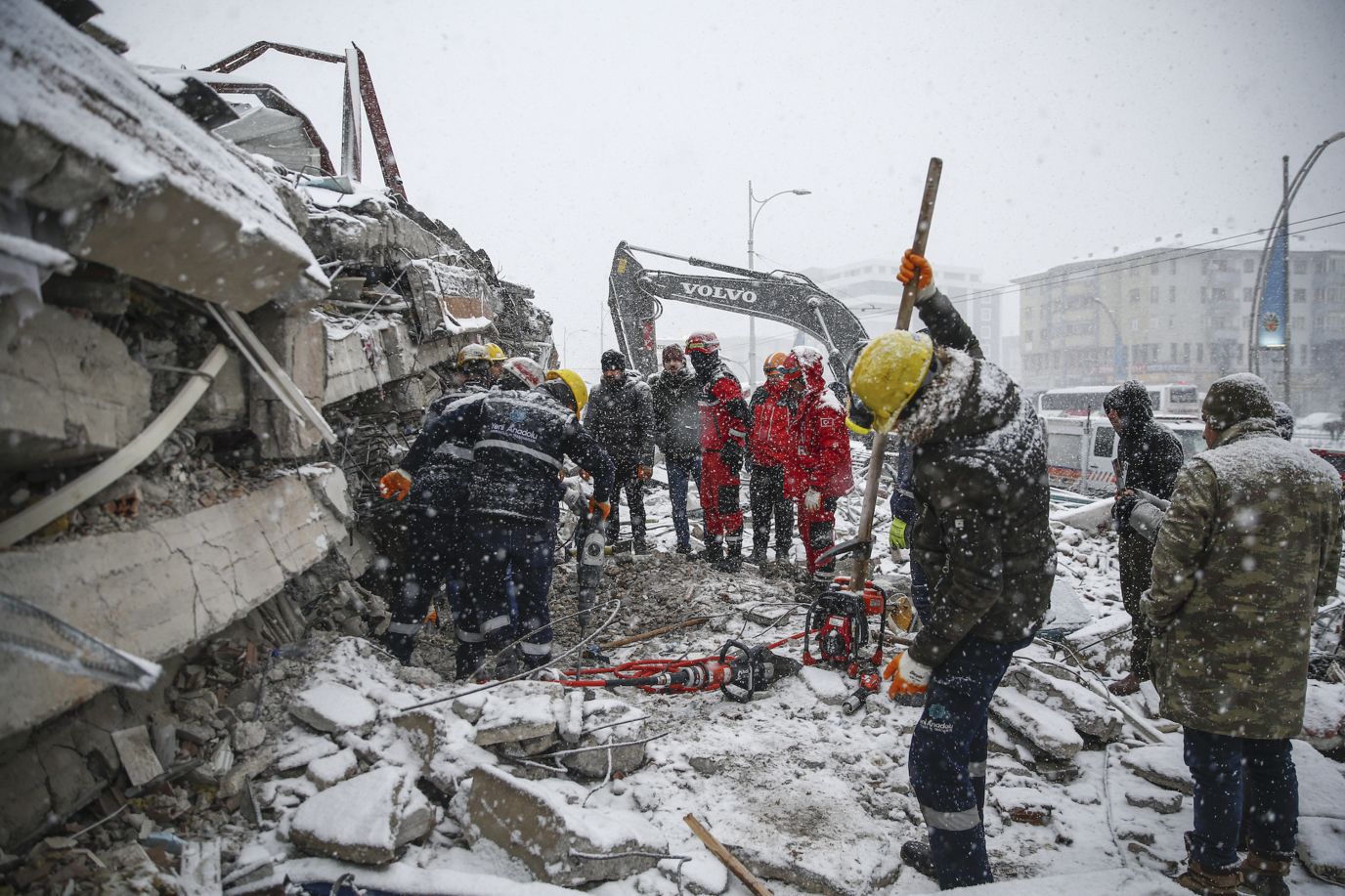 Survivors could be found up to "weeks" after the quake, expert says
