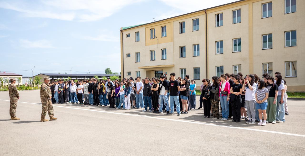 გორის სამხედრო ბაზაზე სკოლის მოსწავლეებისთვის ღია კარის დღე გაიმართა