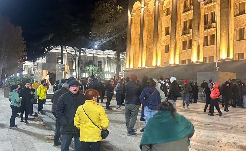 "ოცნების" ოფისის გარდა, დემონსტრანტების ნაწილი პარლამენტის წინ იკრიბება