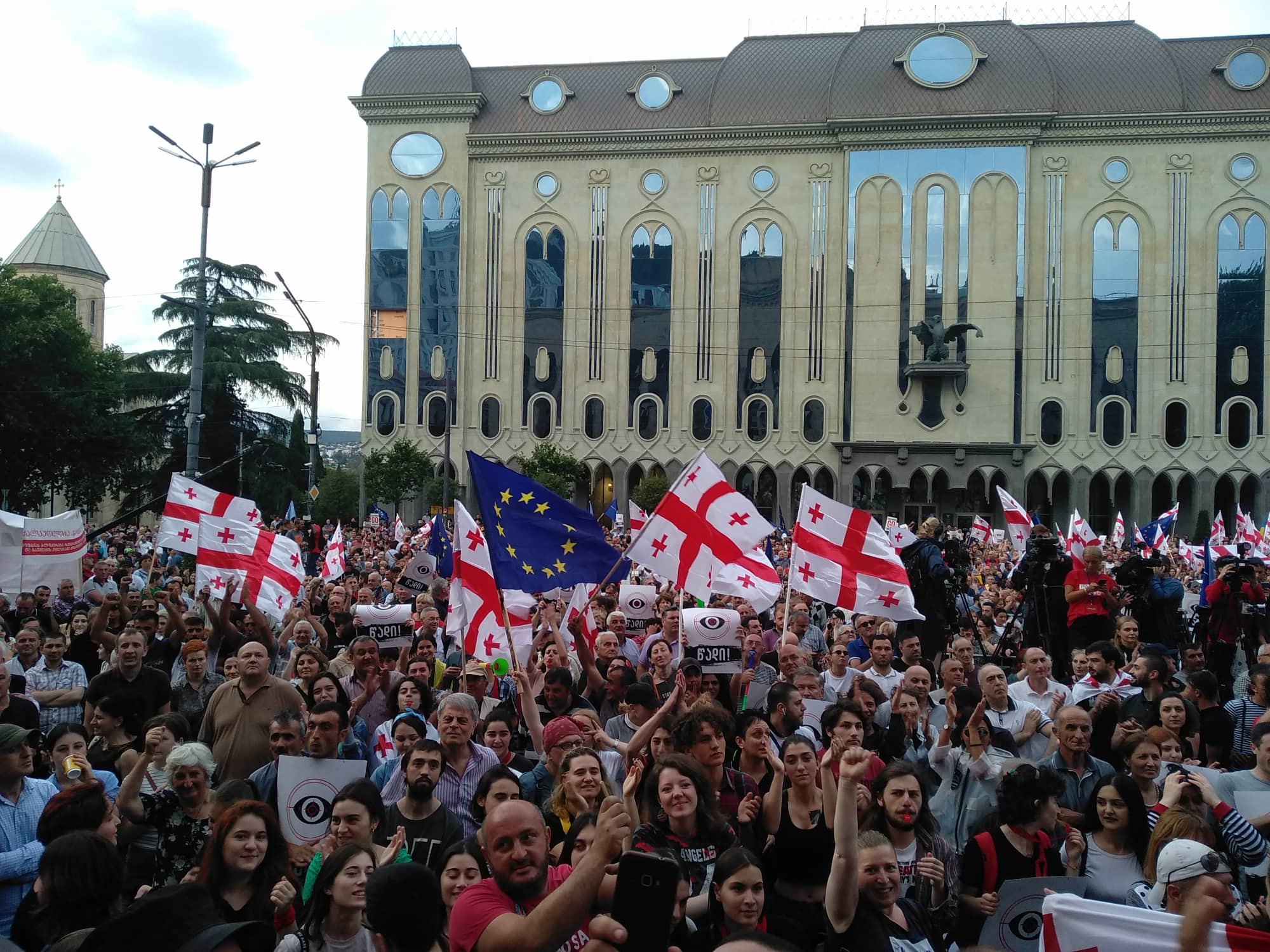 პარლამენტის წინ გიორგი გახარიას გადადგომის მოთხოვნით აქცია განახლდა