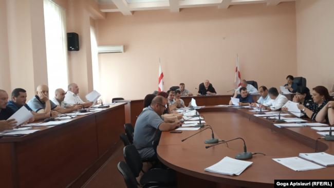 დეპუტატებმა გორის საკრებულო პროტესტით დატოვეს