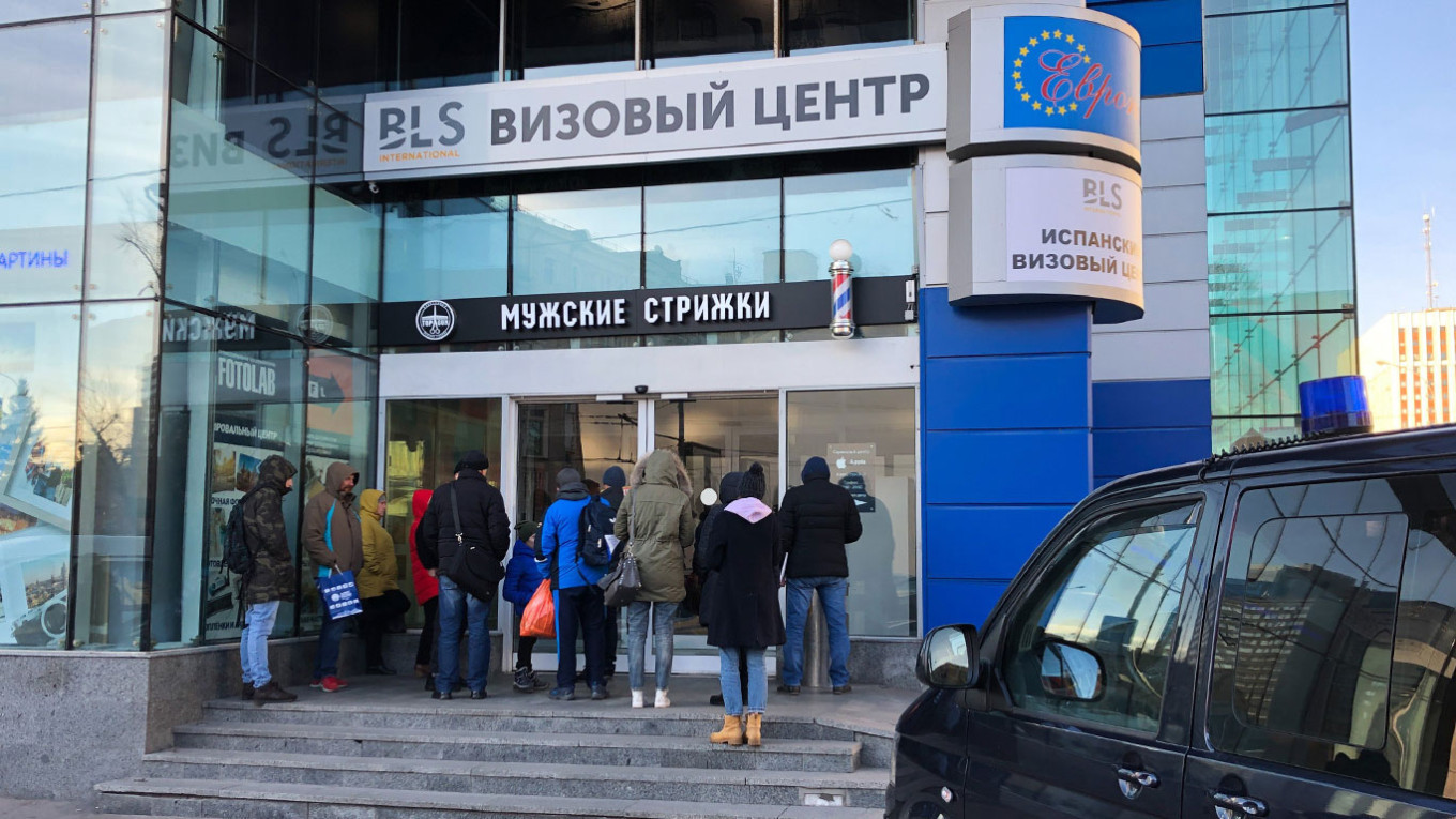 В Латвии предложили запретить выдачу шенгенских виз россиянам