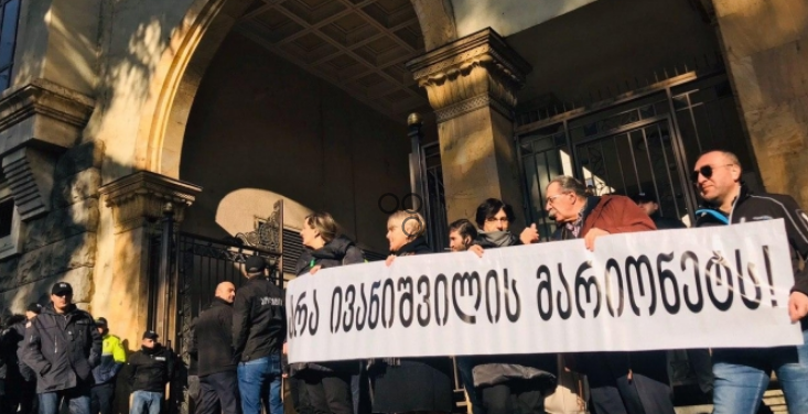 პარლამენტთან აქციის მონაწილეები იკრიბებიან