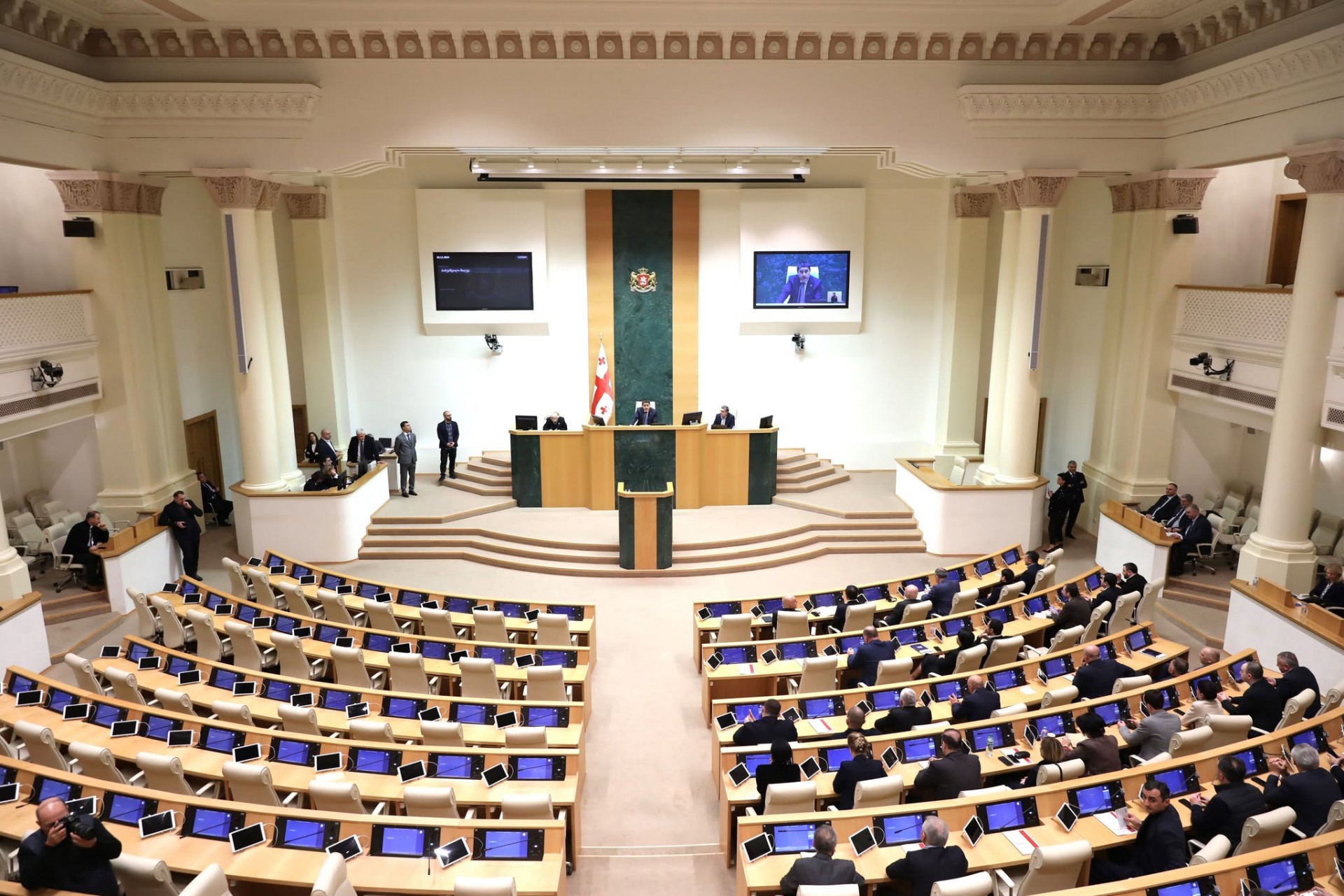 დღეიდან პარლამენტარების ხელფასი 2,5-ჯერ გაიზარდა