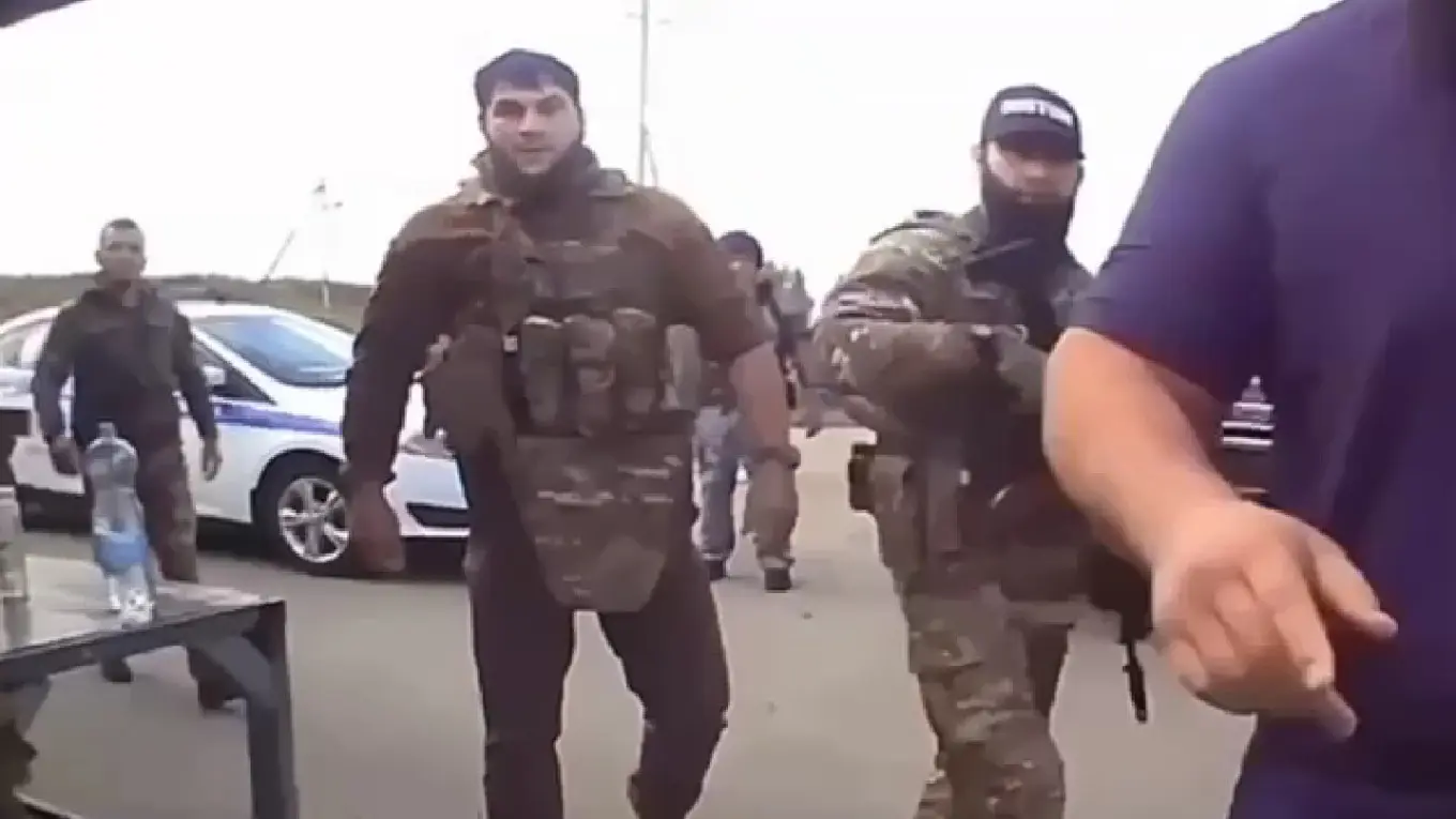 В Белгородской области кадыровцы избили сотрудника военной полиции, остановившего их за езду без номеров по встречке