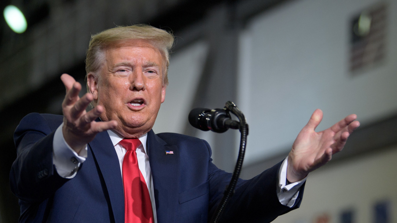 У россиян обнаружили всплеск любви к США после прихода Трампа в Белый дом