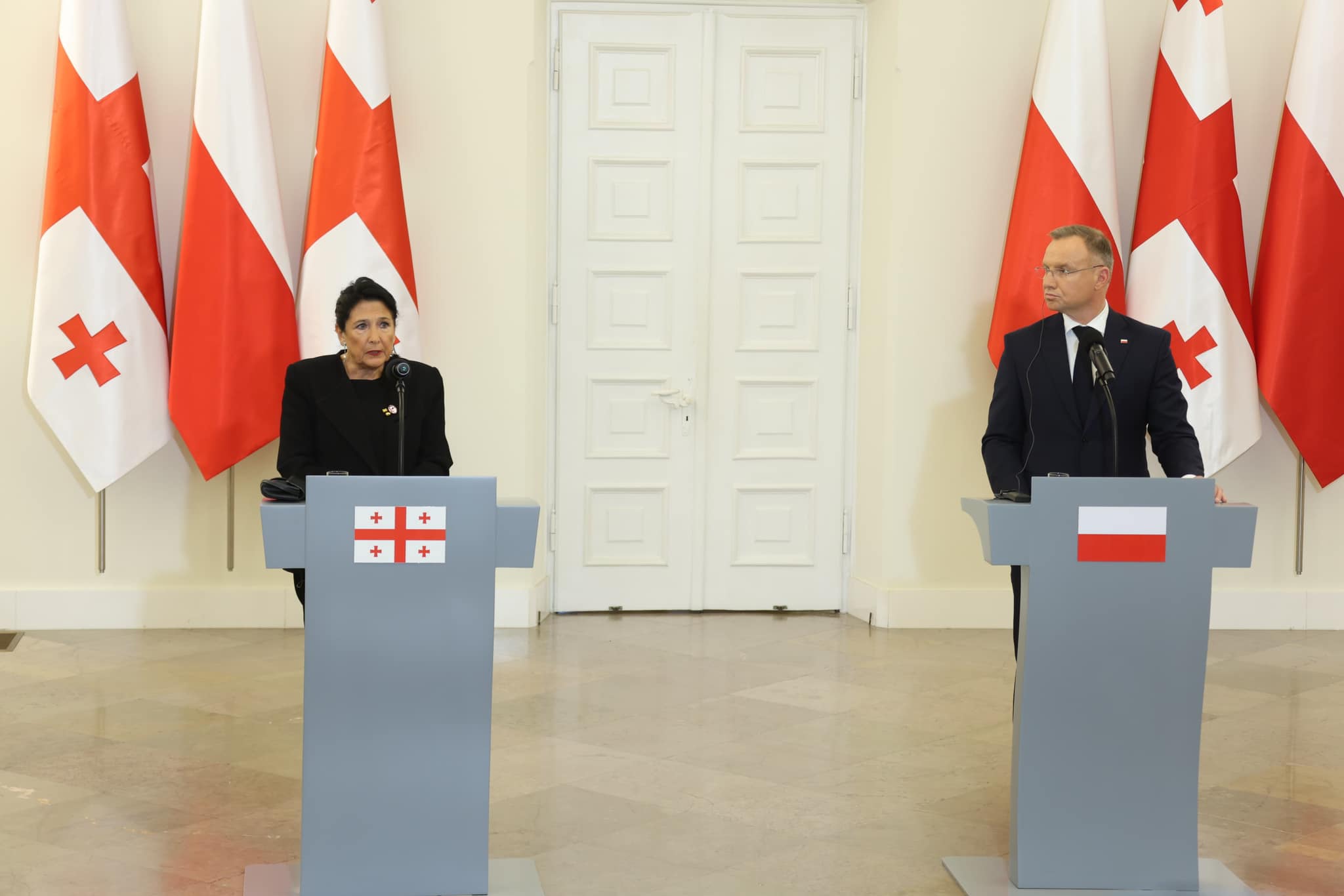 რა თქვეს ზურაბიშვილმა და დუდამ პოლონეთში გამართულ ბრიფინგზე