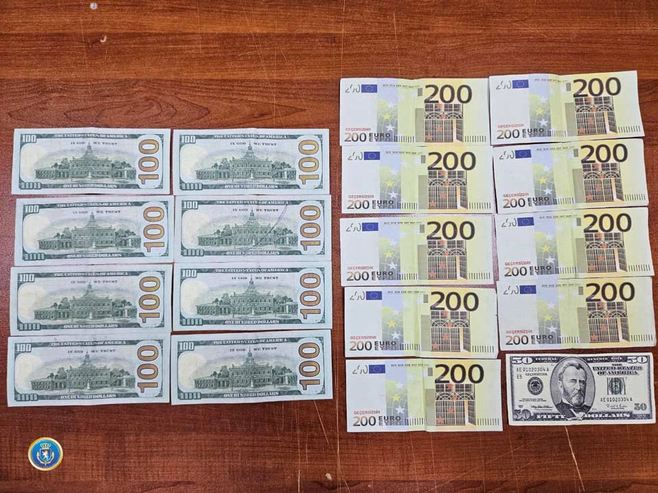 საგამოძიებო სამსახურმა ყალბი უცხოური ვალუტის გასაღების ფაქტზე ორი პირი დააკავა