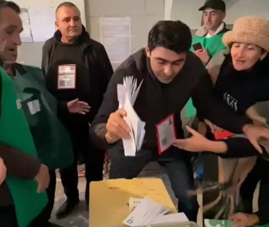 ბიულეტენების ჩაყრის საქმეზე დაკავებულები თავს დამნაშავედ არ ცნობენ