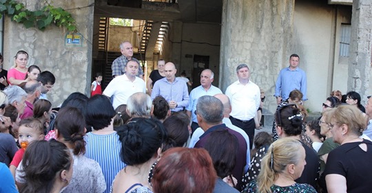 რუსლან აბაშიძე ზუგდიდში მცხოვრებ დევნილებს შეხვდა