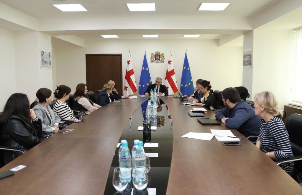 ჯანდაცვის მინისტრი დიუშენის კუნთოვანი დისტროფიის მქონე ბავშვების მშობლებს შეხვდა