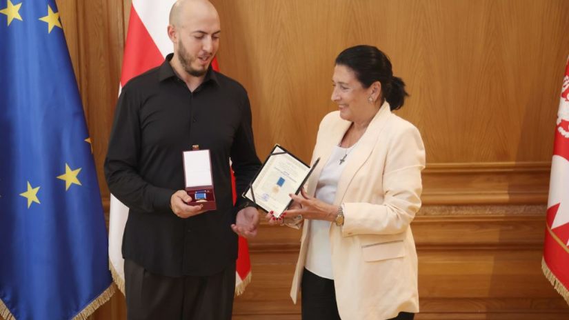 პრეზიდენტმა მტკვარში ადამიანის გადარჩენისთვის მოქალაქე დააჯილდოვა