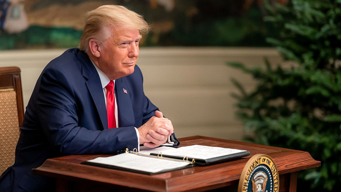 Трамп продлил запрет на прием в портах США российских судов