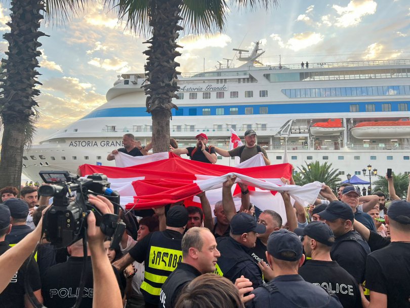 ბათუმის პორტთან გამართულ აქციაზე დაკავებულთა რაოდენობა 23–მდე გაიზარდა