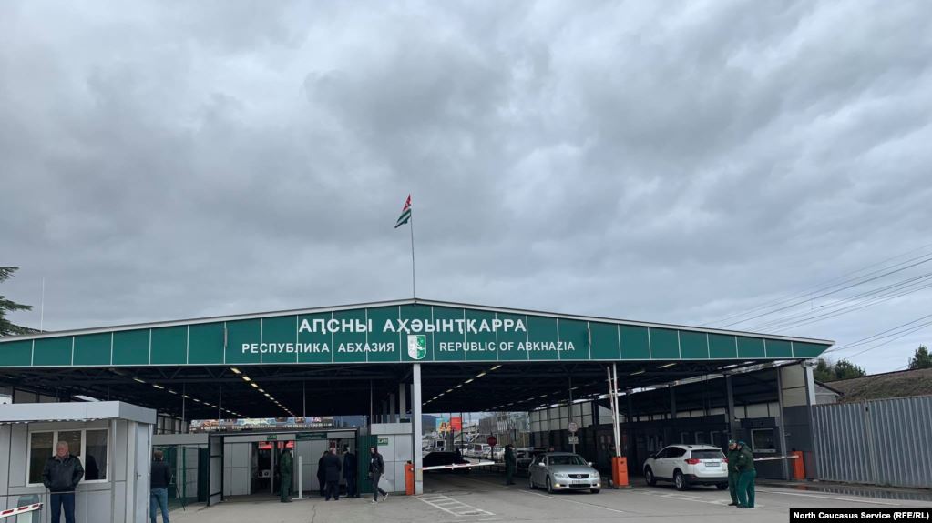 აფხაზები კორონავირუსისგან დაცვის ზომების გამკაცრებას მოითხოვენ