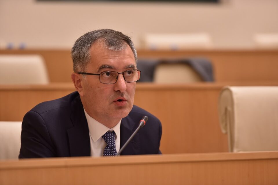სუბარი სოციალური ქსელების რეგულირების ინიციატივით გამოდის