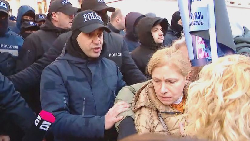 У парламента Грузии произошла стычка между митингующими и полицией