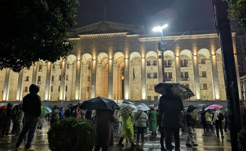რუსთაველზე უწყვეტი პროტესტი გრძელდება, გამზირი კვლავ გადაკეტილია