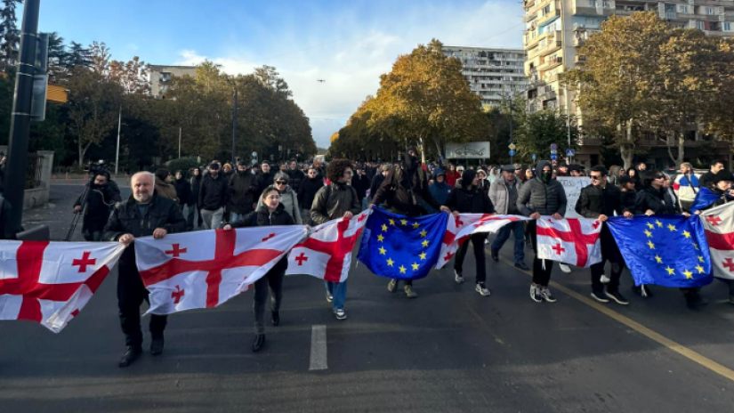 აქციის მონაწილეები მსვლელობით სადგურის მოედნის მიმართულებით გადაადგილდებიან